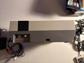 1985 Nintendo NES Console Bundle - 7 Games, 6 Controllers, Four Score, Gun -unte