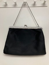 Vintage Abendtasche aus schwarzem Satin m. Metallbügel + feiner Schlangenkette