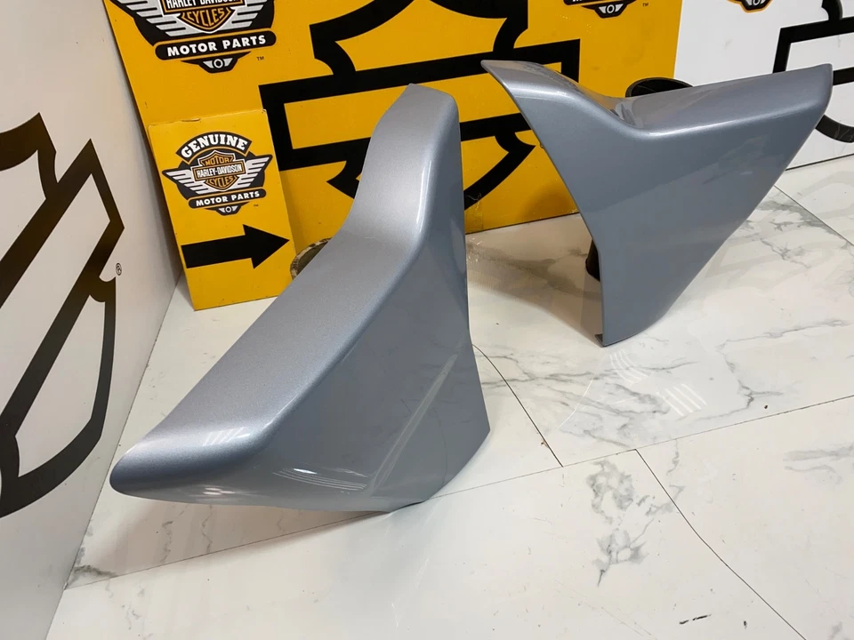 Carenados laterales de triciclo plateados Tri Glide Freewheeler RG3 OEM Harley 09-25 Foto 4 de 4