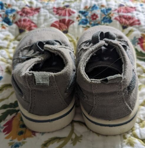 Zapatos grises Oshkosh B'Gosh niño pequeño talla 5 - Imagen 4 de 8