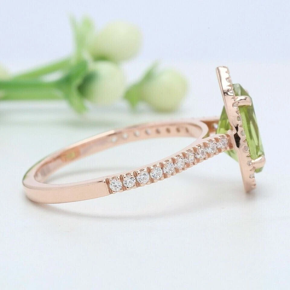 Anillo de compromiso con halo de peridoto creado en laboratorio corte pera de 2,25 quilates enchapado en oro rosa de 14 quilates Foto 2 de 4