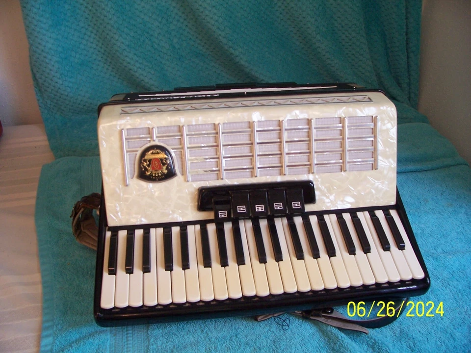 Acordeón Royal Standard 120 bajo 2/4 cañas acordeón Alemania Oriental buen estado. Foto 2 de 4