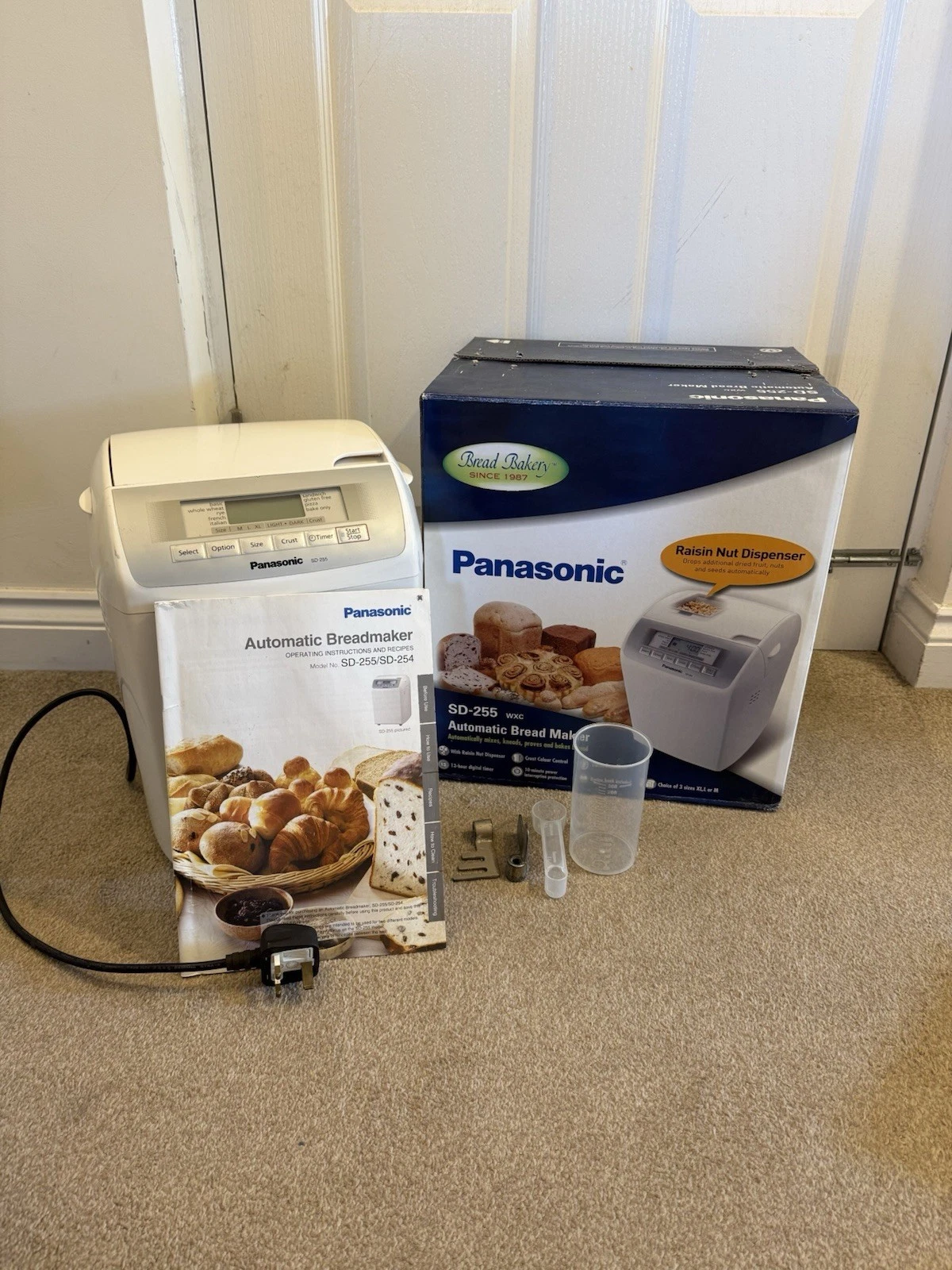 Panasonic SD-255 Automatic Bread-maker with Raisin Nut Dispenser White Boxed
Opens in a new window o