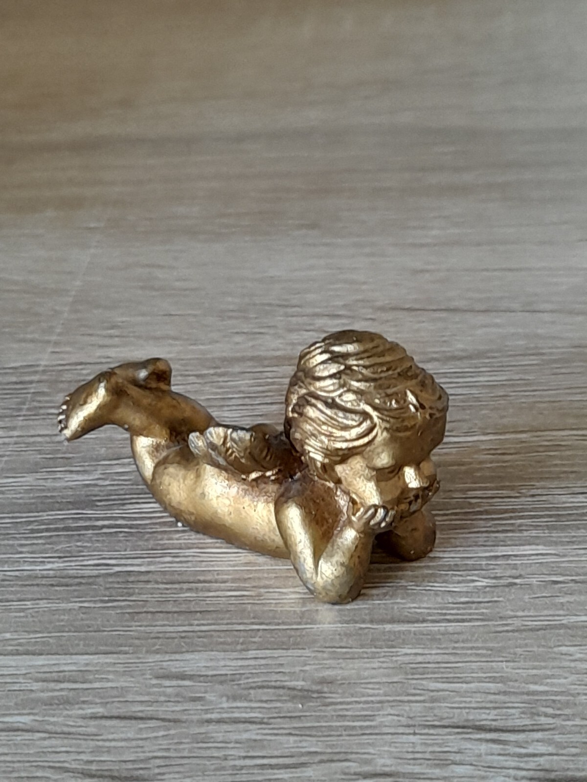 kleiner Engel, liegend, goldfarben, 5cm, Nr. 74