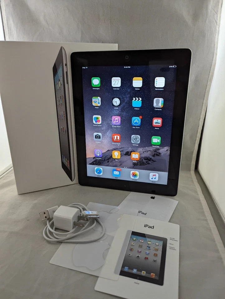 Apple iPad 2nd Gen 16GB Wi-Fi 9.7" - MC954LL/A - A1395 - Silver/Black - Bundle - Image 4 of 4