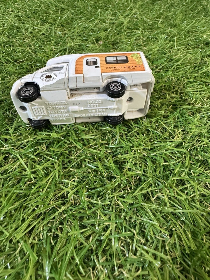Camión Tomica Toyota Town Ace Nº33 2021 diecast escala 1:64 Foto 4 de 4