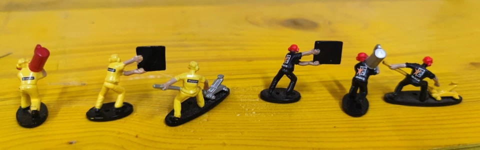 1:43 Pit Crew Figurines mini figure vintage peugeot rally meccanici auto mobil 1 - Immagine 4 di 4