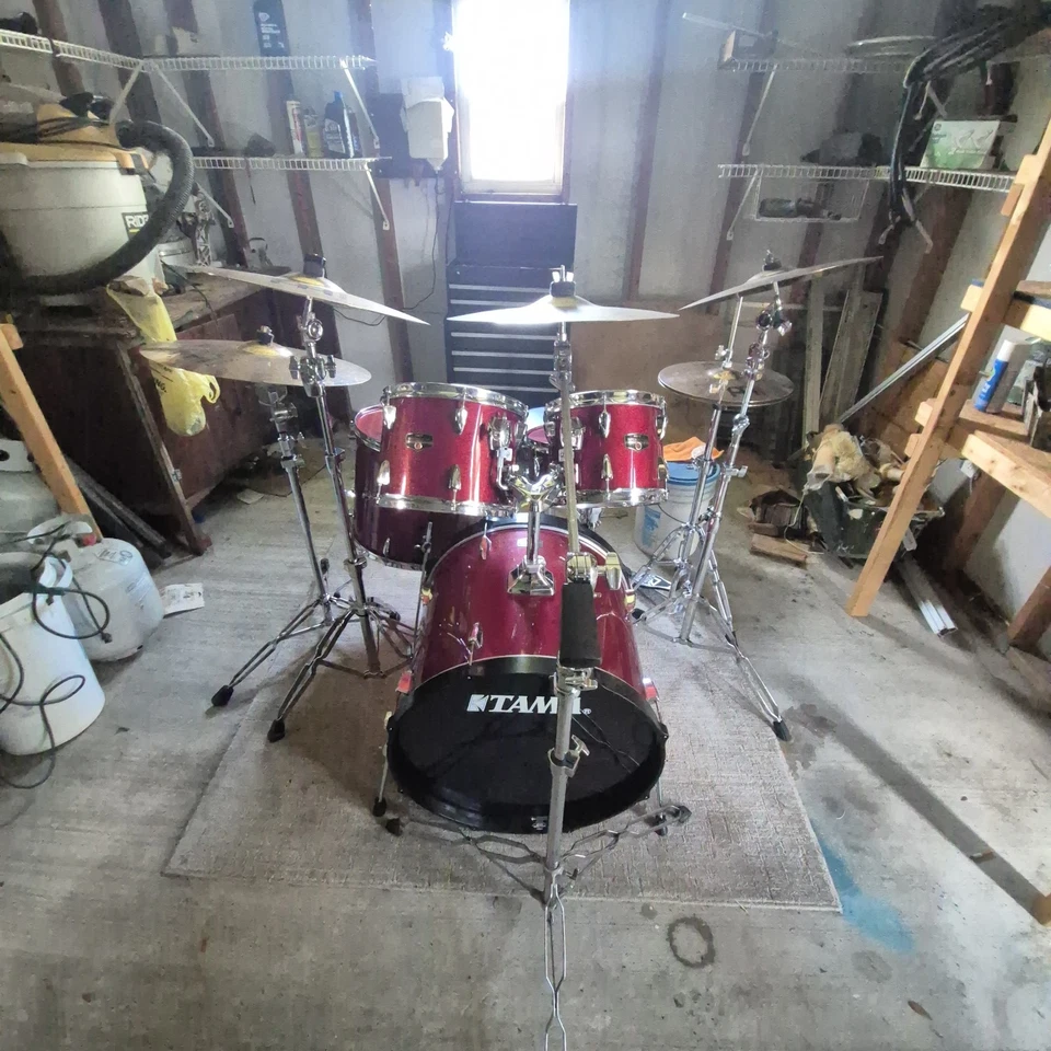 Juego Tama con Remo Heads Platillos y Bolsas Clásicas Meinl Plus Doble Pedal de Patada Foto 2 de 2