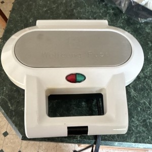 Wolfgang Puck Pie Maker BPM00025 900W Non-Stick White w/ Accessories
