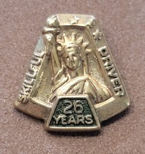 VINTAGE UPS UNITED PARCEL SERVICE EMPLOYEE BADGE 26 YEAR DRIVER SERVICE PIN