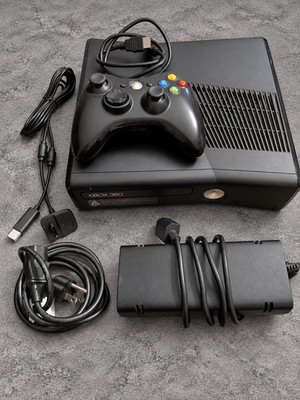 Microsoft Xbox 360 S 250GB Console Bundle with Controller   Tested & Working