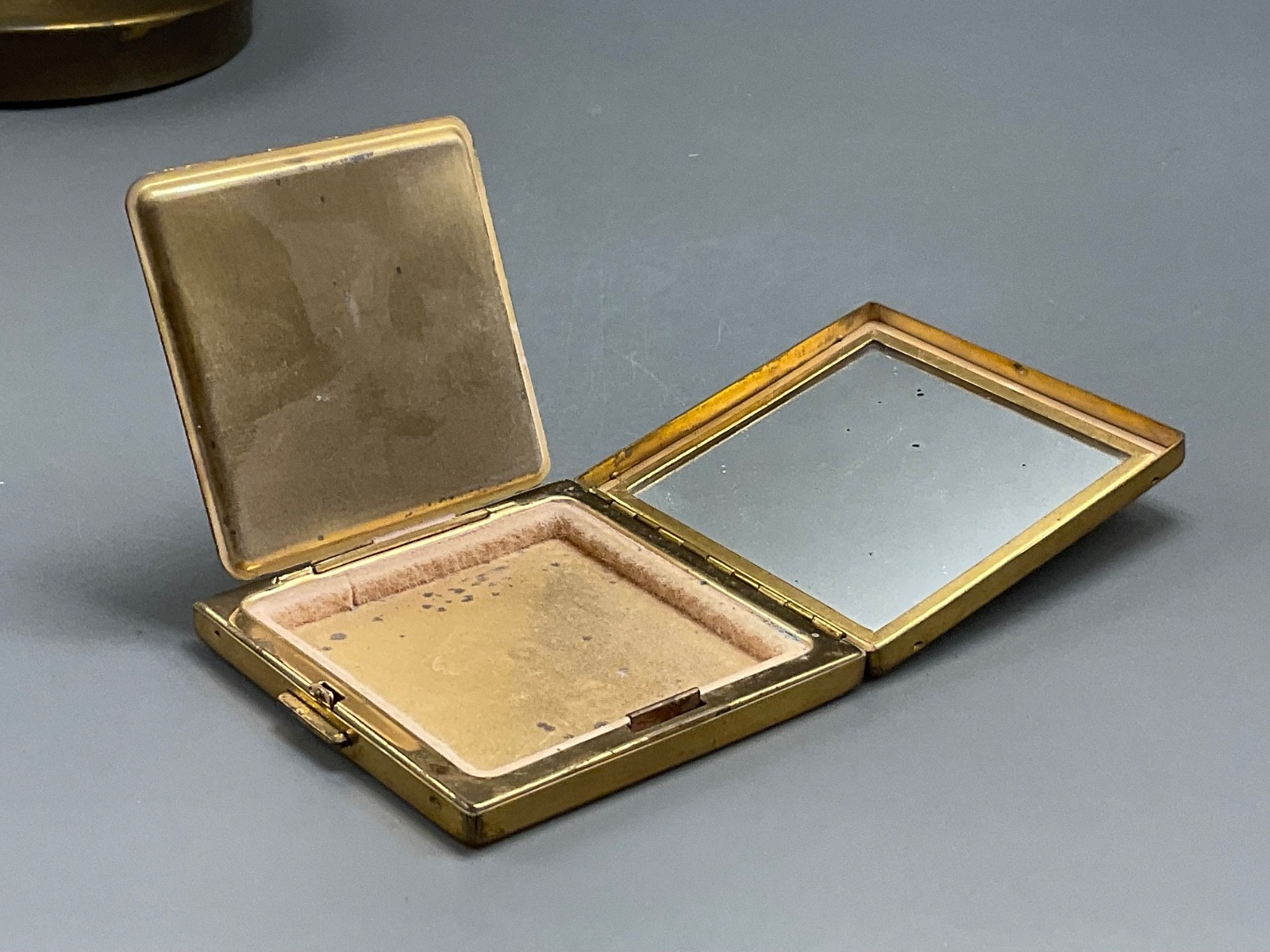 Vntg Harriet Hubbard Ayer Powder Rouge Compact with mirror Gold square.