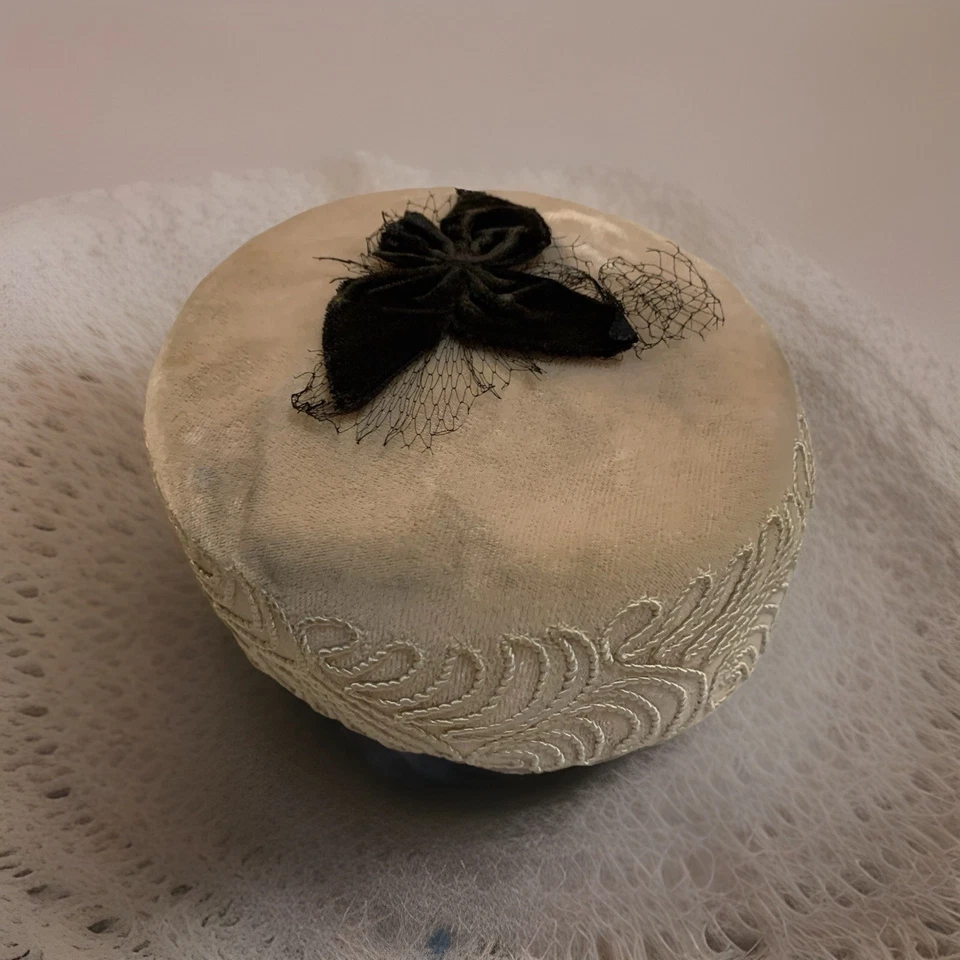 Sombrero Pastillero Rosa Vintage Años 50’s 60’s Con Acentos Negros Patrón de Cordón Crema Foto 2 de 4