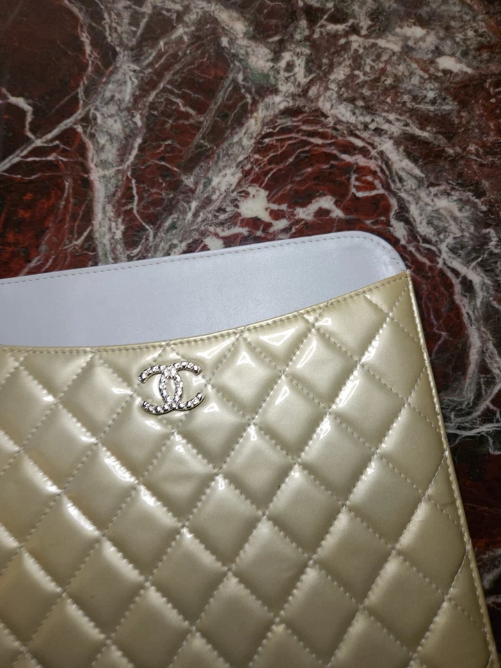 Funda Carcasa iPad Chanel CC 15095296 Cuero Acolchado Beige Foto 4 de 4