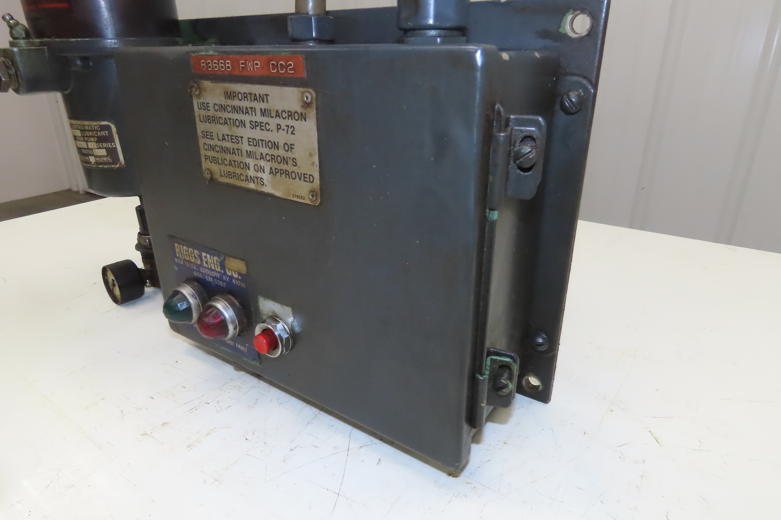 Lincoln 83668 CentroMatic Pneumatic 201 Grease Pump Lubricator 4Lb