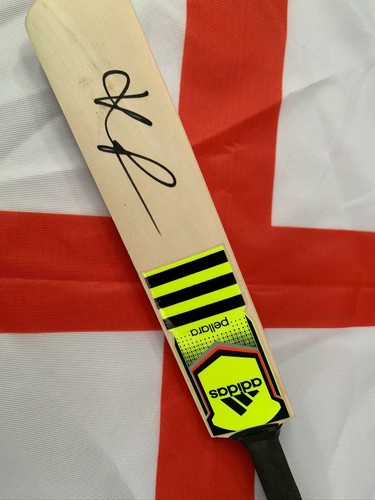 Kevin Pietersen (England) signed Adidas Pellara Mini Cricket Bat + COA - Picture 3 of 6