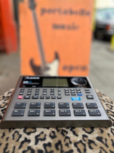 ALESIS SR-18 programmable drum machine - Picture 2 of 4