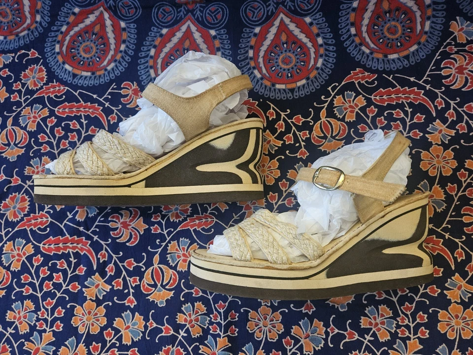 Zapatos sandalias trenzadas plataformas talladas en goma Groovy psicodélicas vintage de los años 70  Foto 3 de 4