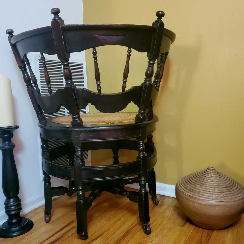 Antigua silla de asiento de caña Burgomaster con ruedas Foto 4 de 4