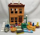 Vintage 1974 Fisher Price Little People Play Family Sesame Street House + 25 pcs