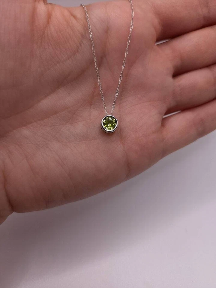 Collar solitario de piedra de nacimiento con bisel de peridoto de corte redondo de 2 quilates enchapado en oro amarillo de 14 quilates Foto 2 de 4