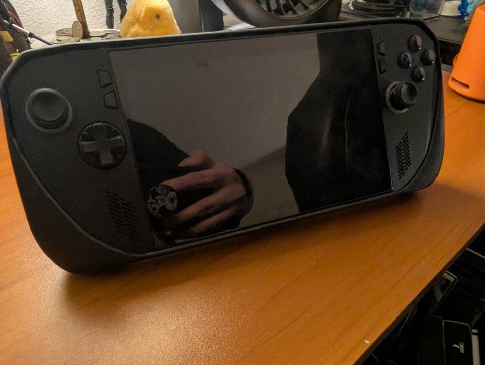 ROG Ally x AMD Ryzen Z1 Extreme 24GB RAM 2TB SSD with Accessories - Image 4 of 4