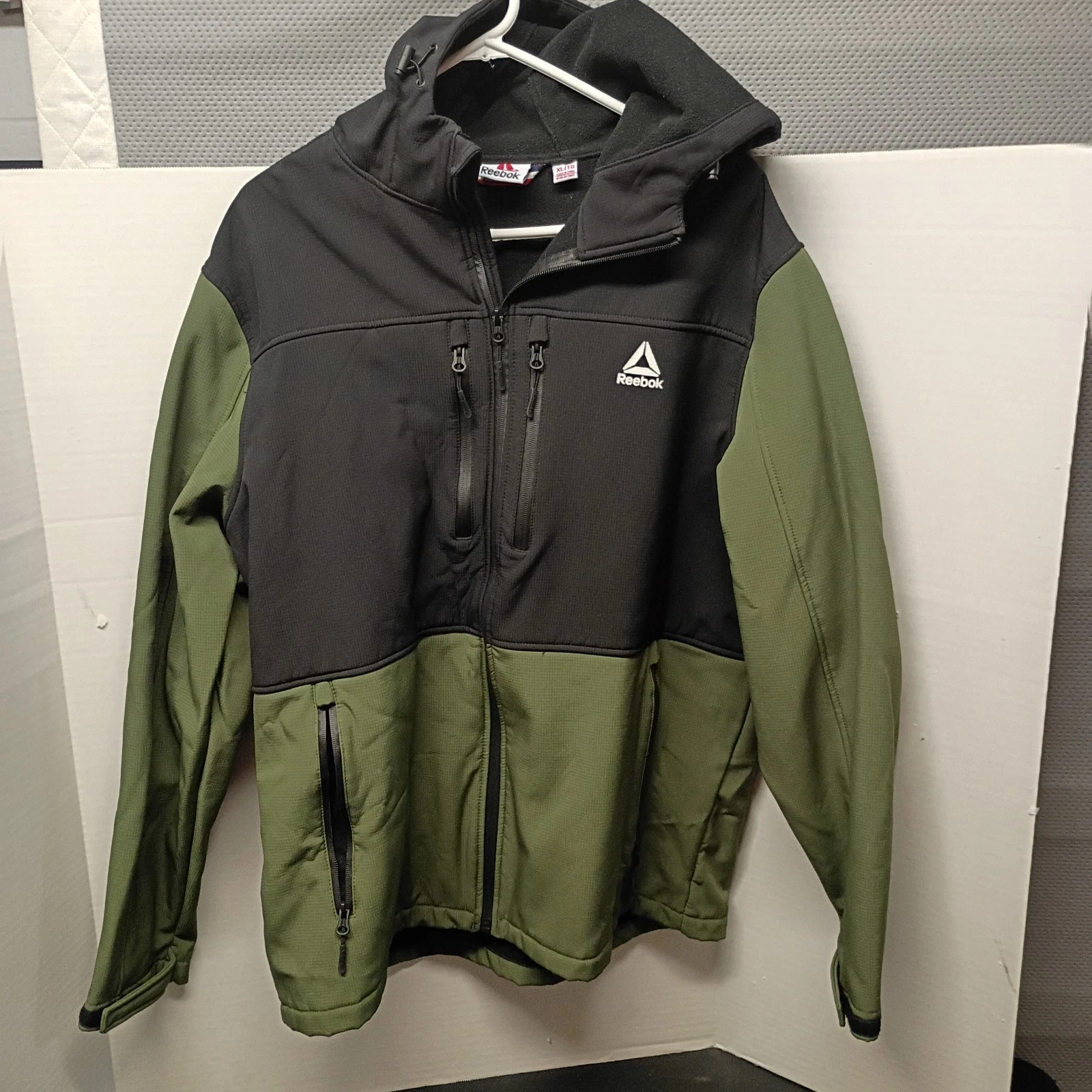 Reebok Mens XL Jacket Full Zip Black & Hunter Green Lined Hooded Zip Pockets
Opens in a new window o