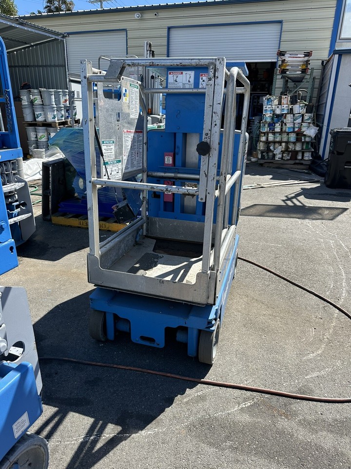 2012 GENIE GR15 ELECTRIC RUNABOUT SCISSOR VERTICAL MAST DRIVABLE ONE