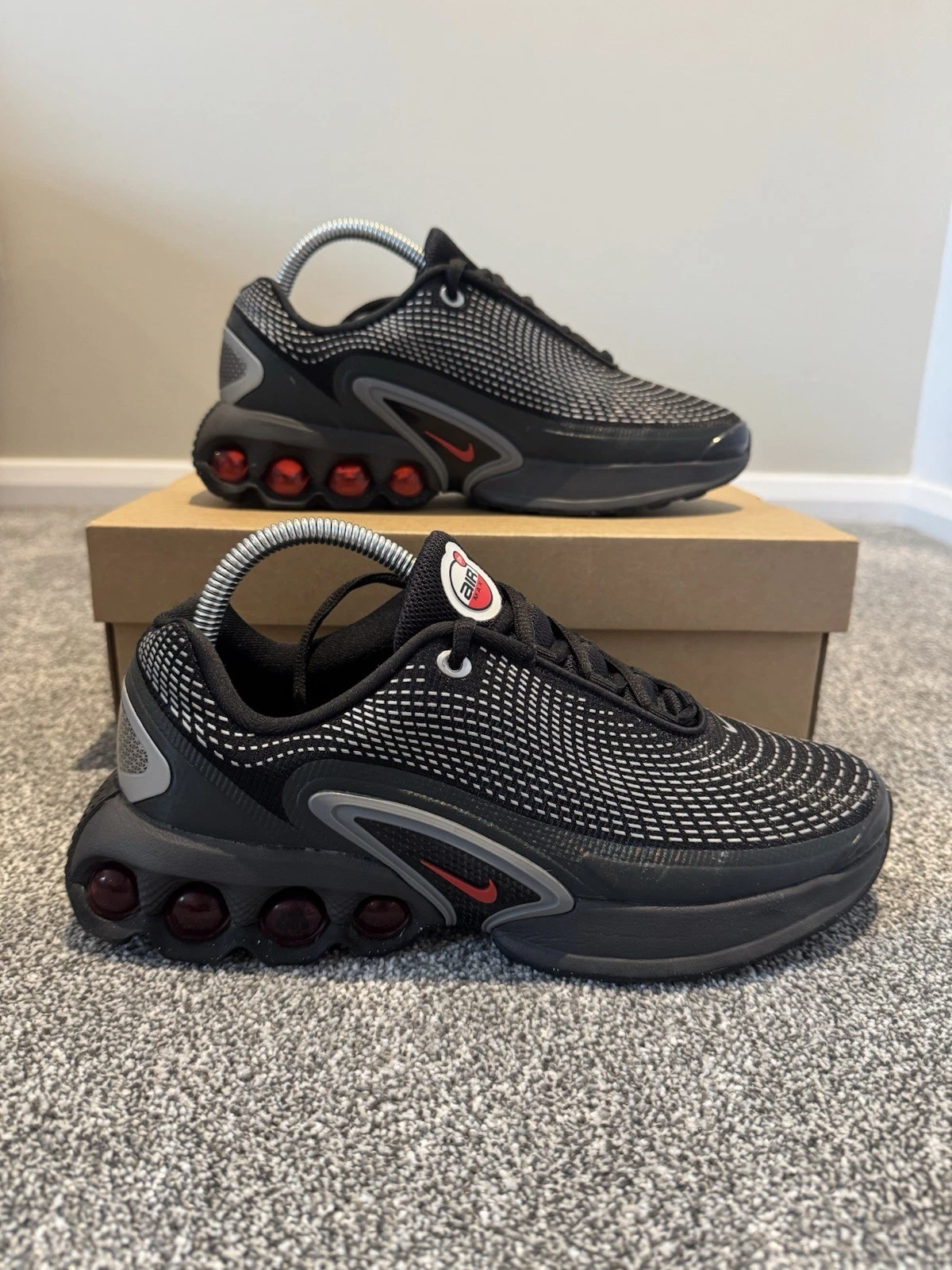 NIKE AIR MAX DN SCARPE DA GINNASTICA NERE UNIVERSITARIE ROSSE UK 6 FB8987 009 EX DISPLAY