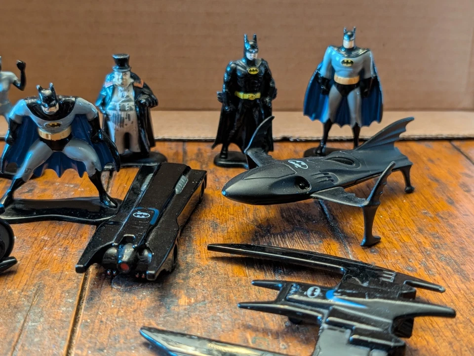 Lote de 13 figuras y vehículos miniatura de metal fundido a presión ERTL Batman Returns Foto 4 de 4