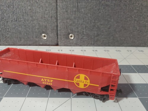 HO Scale Santa Fe 4-Bay Open Hopper ATSF # 99246 Red - Picture 2 of 9