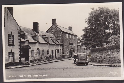 Altes Auto vor dem White Lion Inn. Wilton, Wiltshire. R/P Postkarte