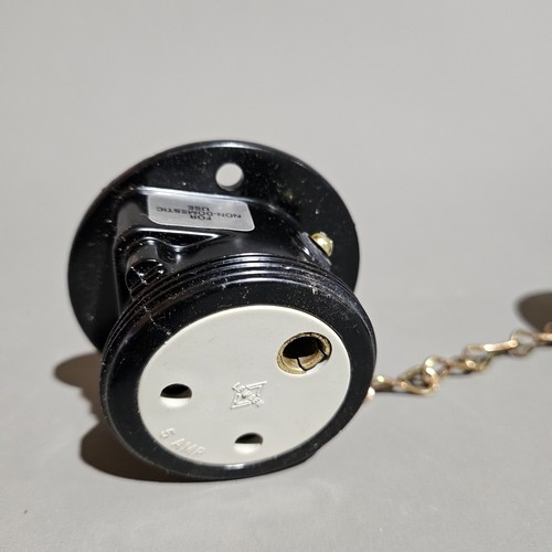 Enchufe plano resistente a la intemperie Lewden PD 5A 3 pines IP66 - Imagen 3 de 6