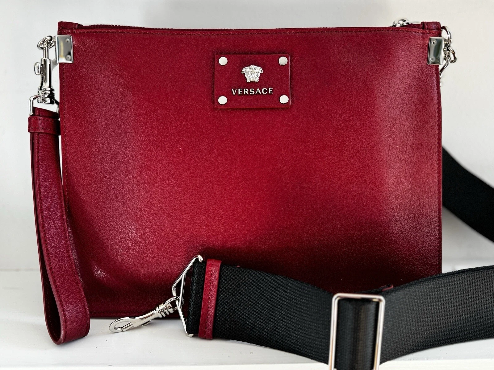 Borsa a mano VERSACE La Medusa in pelle rossa con borchie e tracolla da polso