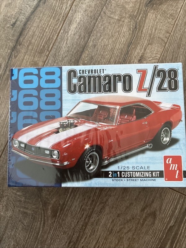 AMT 1968 Chevrolet Camaro Z/28 Model Kit 1/25 Scale 2-in-1 Customizing