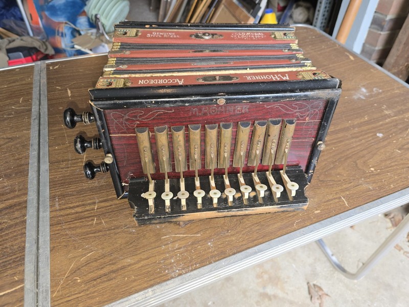 ANTIQUE HOHNER GOLD MEDAL  ACCORDEON