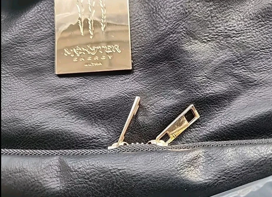 Raro Bolso Deportivo Monster Energy Cuero Negro Promo Dorado Mochila Limitada   Foto 4 de 4