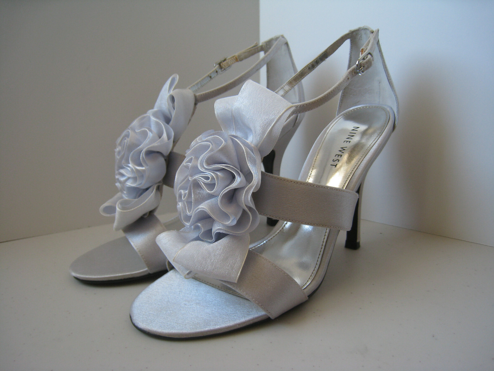 Nine West Satin Ankle Strap Sandals Sz Silver White Flower