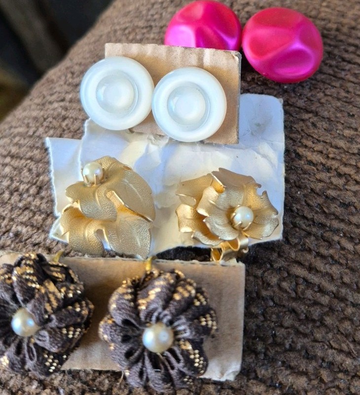 4 vintage Older  assortment  women's earrings.   2 clip on. 2 screws. 