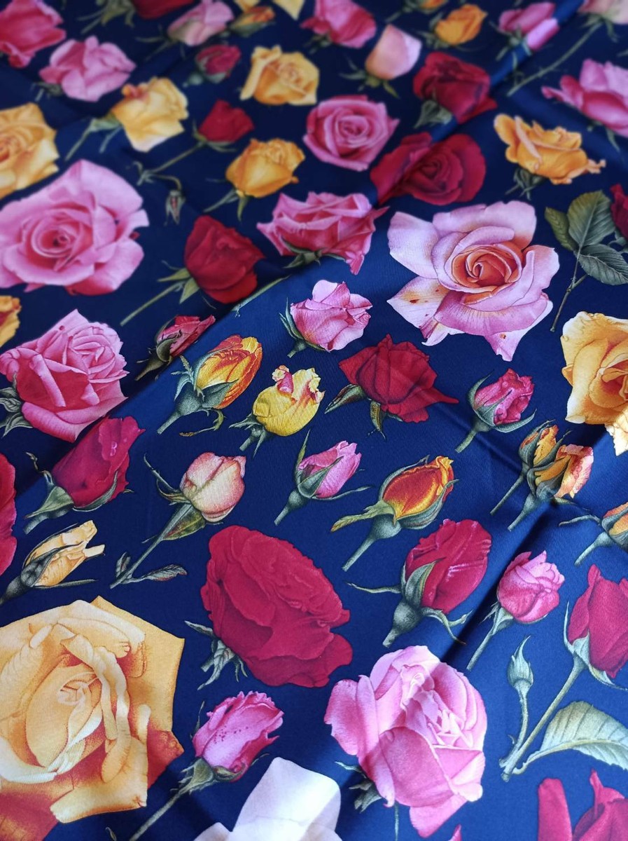 Gucci Auth. Large Scarf 100% Silk Rose Pattern Navy Red