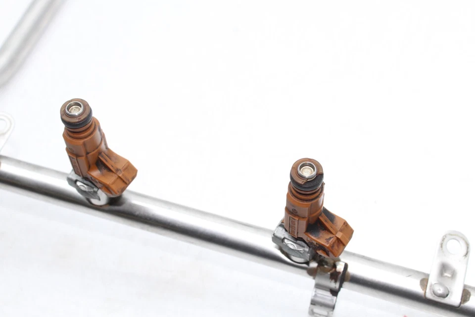 05-06 MERCEDES-BENZ CLS500 RIEL DE COMBUSTIBLE E INYECTORES E4102 Foto 4 de 4