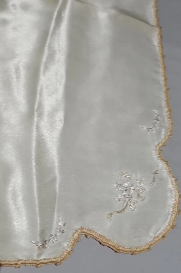 ANTIGUO VESTIDO DE BAUTIZO INFANTIL SATINADO SOMBRERO MANTA CON ENCAJE BORDADO HERMOSO Foto 3 de 4