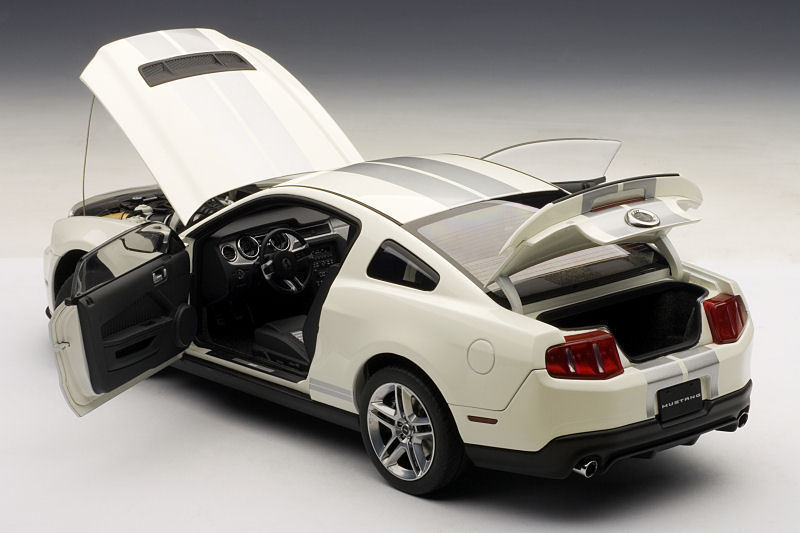 2010 FORD MUSTANG SHELBY GT500 COBRA WHITE SILVER STRIPES 1:18 by