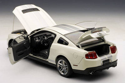 2010 FORD MUSTANG SHELBY GT500 COBRA WHITE SILVER STRIPES 1:18 by