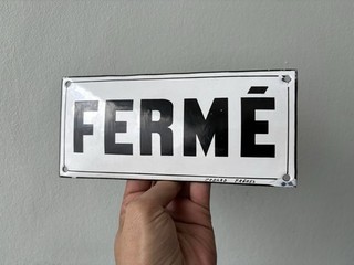 FERMÉ . Ancienne Plaque Émaillée Bombée . Jobard Frères . Années 1900 1920 .