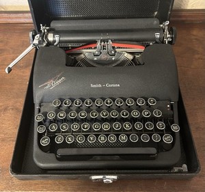 Smith~Corona Clipper Series Portable Typewriter w/Case 1940s Vintage, Black