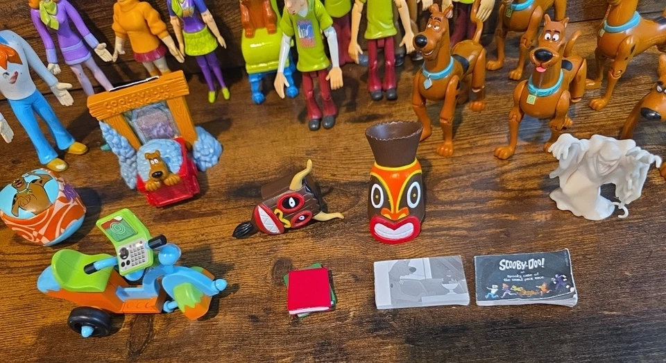 Scooby Doo Mystery Machine Hanna Barbera Toy Van con 16 figuras lote limpio Foto 3 de 4