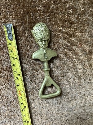 Vintage Messing Scots Guards Beefeater Flaschenöffner 92 Gramm (nw7)