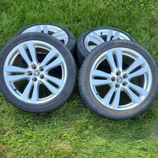 2010 - 2017 Jaguar XJ Wheels and Tires PIRELLI 245/45R19  275/40R19