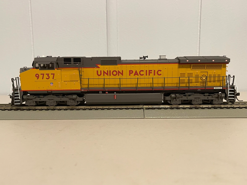 New MTH HO, Union Pacific Dash 9 Locomotive #9737 with Tsunami2 DCC ...